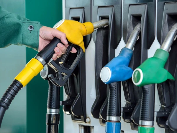Petrol price reduced by Rs 4 per liter, diesel price unchanged