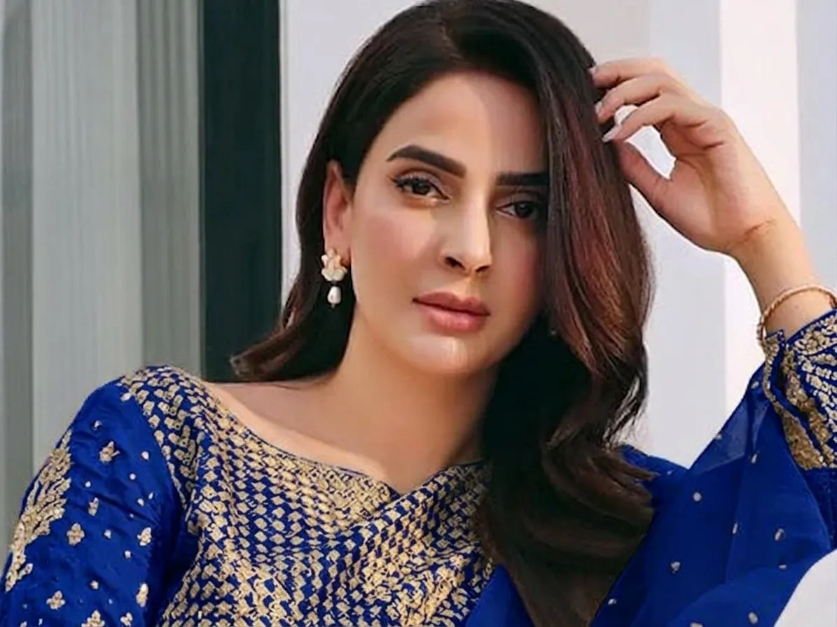 Saba Qamar's philosophical style has taken social media by storm, with heart-touching words on the beauty of incompleteness