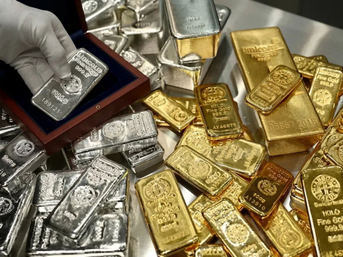 Gold prices hit record low